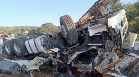 Motorista de 26 anos morre após carreta capotar na BR-262, em Nova Serrana - Foto: Divulgação/PRF