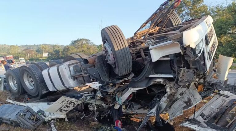 Motorista de 26 anos morre após carreta capotar na BR-262, em Nova Serrana - Foto: Divulgação/PRF