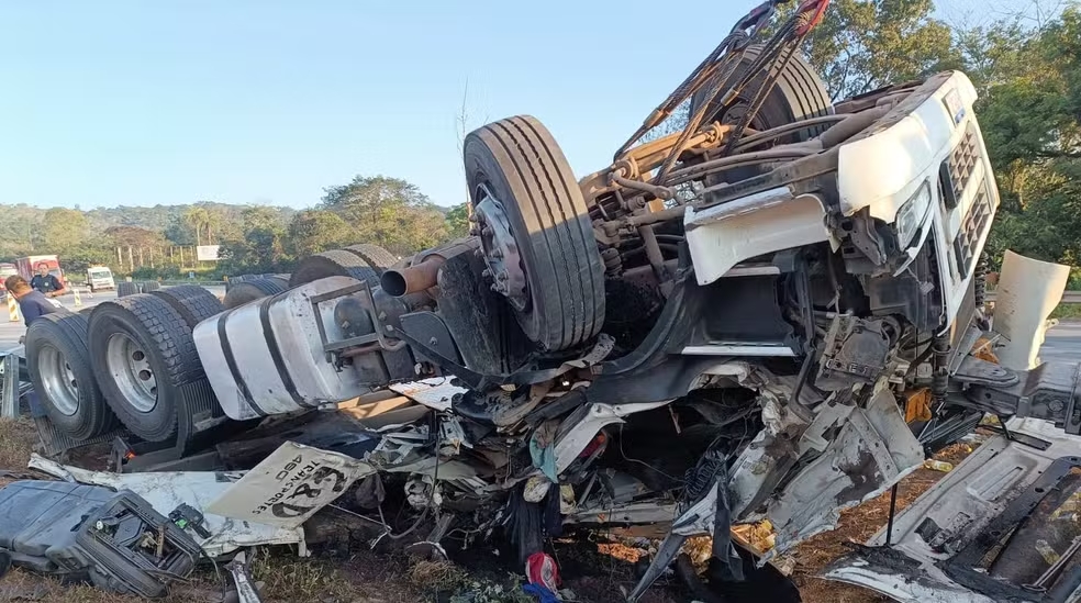 Motorista de 26 anos morre após carreta capotar na BR-262, em Nova Serrana - Foto: Divulgação/PRF
