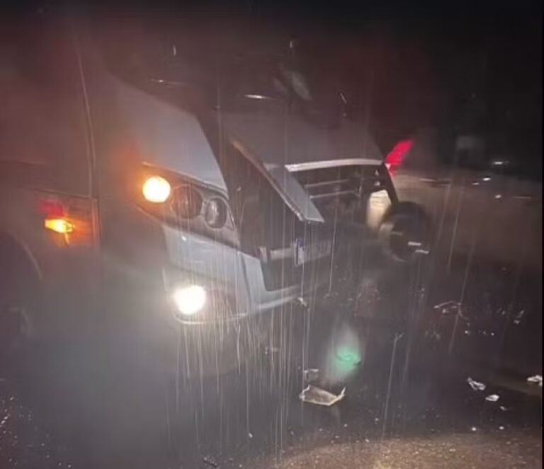 Acidente frontal entre carro e micro-ônibus escolar deixa idosos feridos na BR-267, em MG Colisão frontal entre carro e micro-ônibus escolar deixa dois idosos feridos na BR-267 - Foto: Reprodução