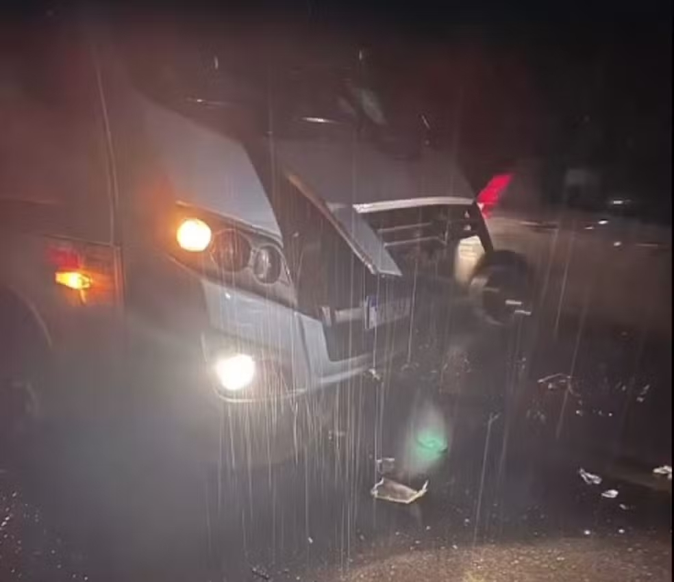Colisão frontal entre carro e micro-ônibus escolar deixa dois idosos feridos na BR-267 - Foto: Reprodução