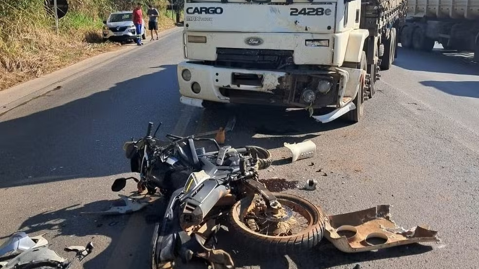 MG: Motociclista morre após bater de frente com caminhão em ultrapassagem proibida - Foto: Divulgação/PMRv