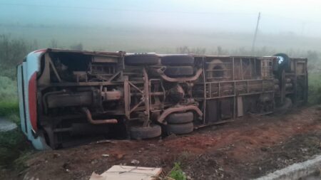 Ônibus de excursão a Aparecida do Norte (SP) com 54 passageiros capota em rodovia de MG - Foto: Divulgação/Corpo de Bombeiros
