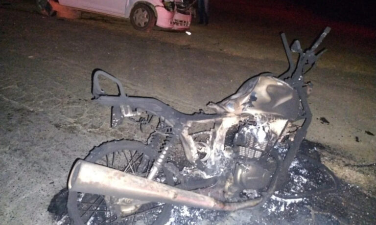 Acidente frontal entre carro e moto deixa dois feridos graves em rodovia de MG - Foto: Divulgação/PMRv