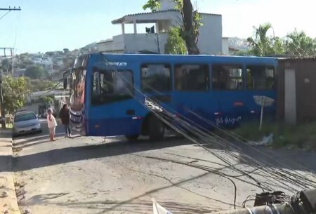 Ônibus invade casa após falha mecânica no bairro Goiânia, em BH - Foto: Reprodução/Redes Sociais