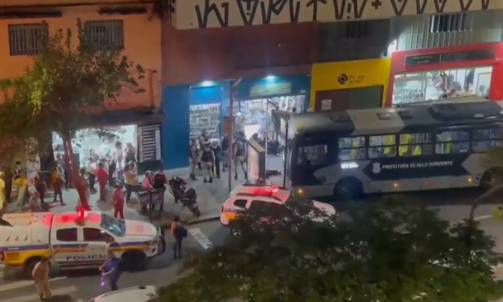 Ônibus invade ponto e deixa ferido no Centro de Belo Horizonte - Foto: Reprodução/Redes Sociais
