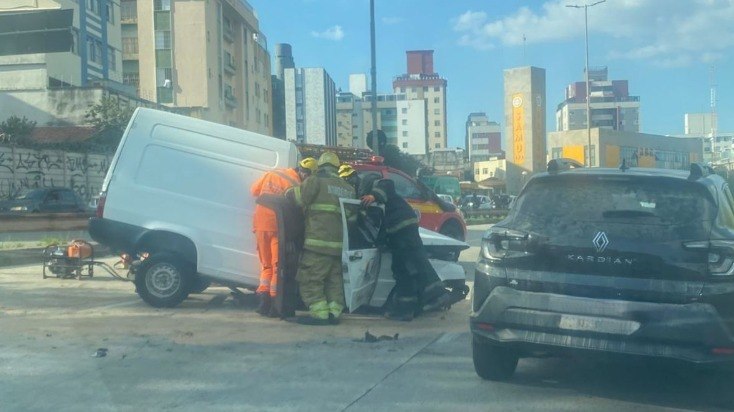 Motorista morre preso às ferragens após acidente na Via Expressa, em BH - Foto: Reprodução/Redes Sociais