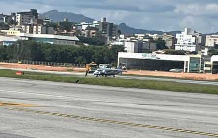 Aeronave fura pneu e fecha pista do Aeroporto da Pampulha por quase duas horas Aeronave fura pneu e fecha pista do Aeroporto da Pampulha por quase duas horas - Foto: Reprodução
