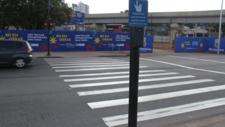 PBH instala botoeiras em semáforos na Avenida Cristiano Machado BH instala botoeiras em semáforos na Avenida Cristiano Machado para aumentar segurança de pedestres - Foto: Divulgação/Fabiano Domingues