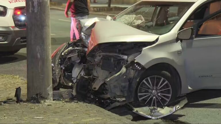 Mulher com sinais de embriaguez é presa após bater carro contra poste em BH - Foto: Reprodução/TV Globo