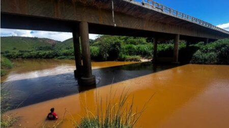 Bombeiros buscam homem de 71 anos que pode ter caído em rio após acidente em ponte na BR-116 em Muriaé - Foto: Divulgação/Corpo de Bombeiros