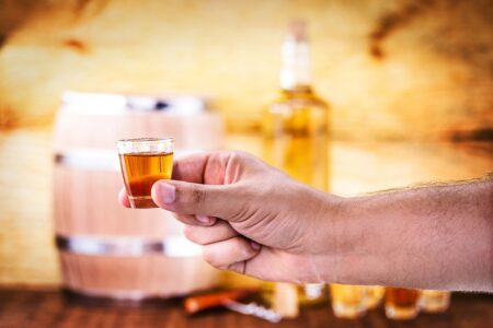 Idoso morre após beber cachaça envenenada com chumbinho em MG - Foto: Divulgação/Depositphotos