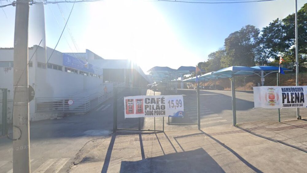 Trabalhador morre esmagado por caixa d'água no supermercado Economart Atacadista, em Contagem - Foto: Reprodução/Google Street View