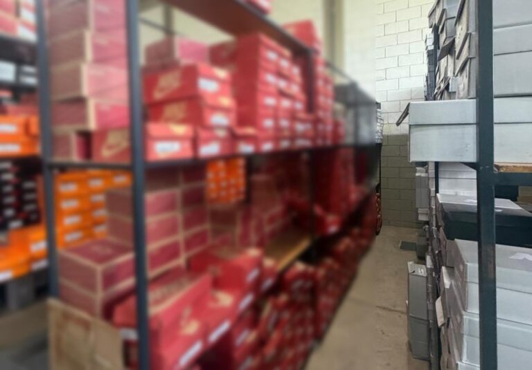 Quadrilha especializado na falsificação de tênis tem R$ 10 milhões bloqueados em MG - Foto: Divulgação/PCMG