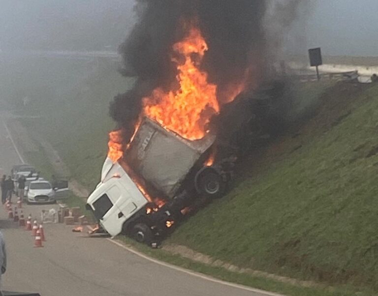 Carreta do Mercado Livre tomba e é incendiada por saqueadores na BR-381, em Barão de Cocais - Foto: Reprodução/Redes Sociais