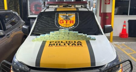 Dupla é presa com R$ 500 mil em dinheiro após perseguição na BR-040, em BH - Foto: Divulgação/PMMG