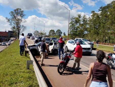 Engavetamento com seis veículos deixa criança ferida na BR-040, na Grande BH - Foto: Reprodução/Redes Sociais