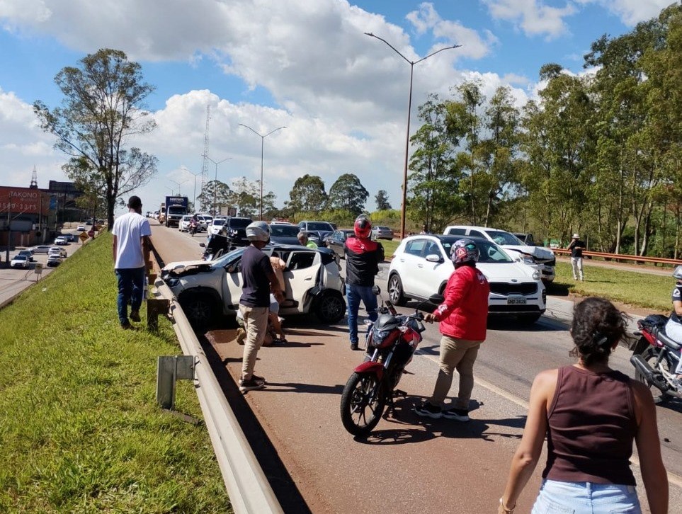 Engavetamento com seis veículos deixa criança ferida na BR-040, na Grande BH - Foto: Reprodução/Redes Sociais