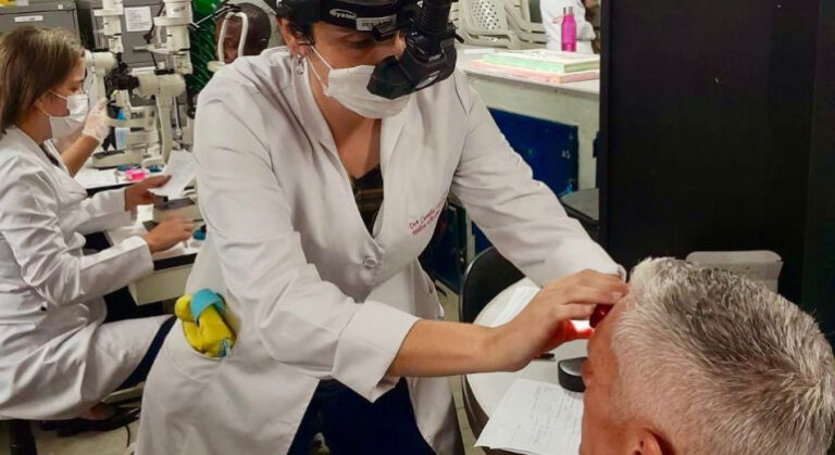 Ação leva atendimento oftalmológico a pessoas em situação de rua em BH - Foto: Divulgação/PBH