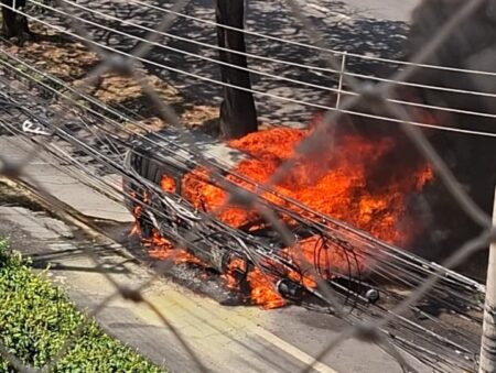 Carro pega fogo e interdita trânsito na Avenida Raja Gabaglia, em BH - Foto: Reprodução/Redes Sociais