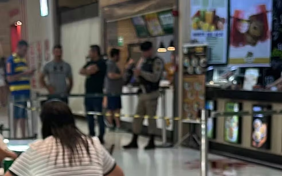 Homem esfaqueia cliente em praça de alimentação de shopping em Pouso Alegre - Foto: Reprodução