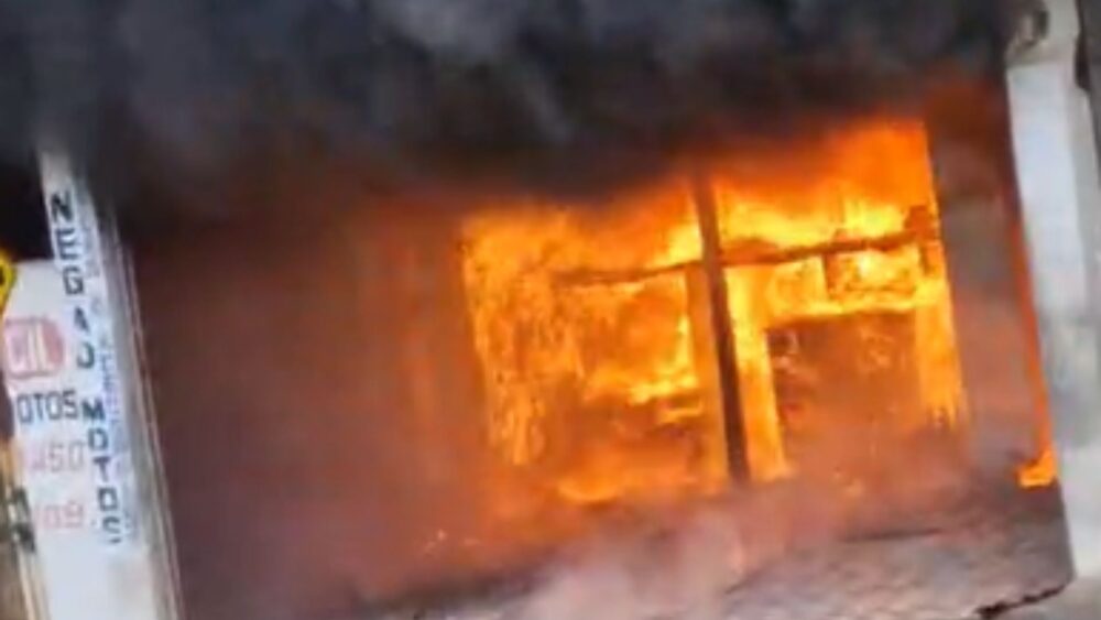 Incêndio destrói oficina e atinge hotel em João Monlevade - Foto: Reprodução/Redes Sociais