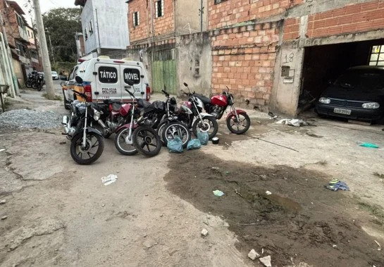 PM prende cinco pessoas em ações contra desmanches de motos furtadas em BH - Foto: Divulgação/PMMG