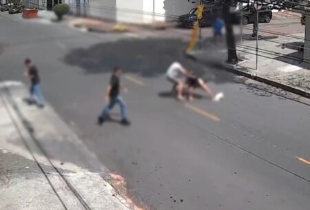Homem é agredido e roubado por criminosos no bairro Castelo, em BH - Foto: Reprodução/Câmera de segurança