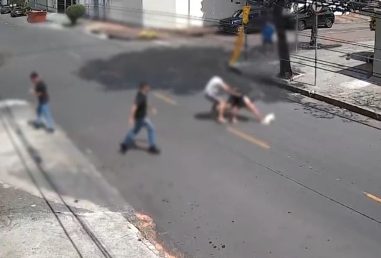 Homem é agredido e roubado por criminosos no bairro Castelo, em BH - Foto: Reprodução/Câmera de segurança