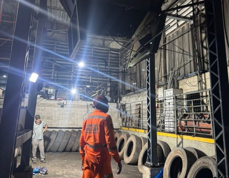 Trabalhador morre soterrado por borracha triturada em silo na BR-040 Trabalhador morre soterrado por borracha triturada em silo na BR-040 - Foto: Divulgação/CBMMG