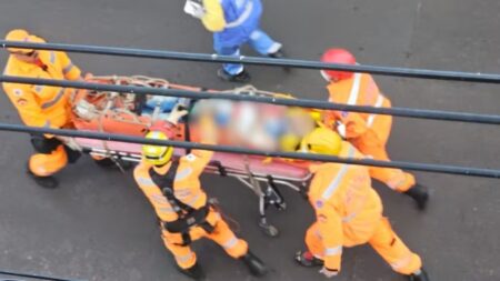 Trabalhador sobrevive após choque elétrico de 13,8 mil volts em Uberlândia Descarga elétrica em obra manda trabalhador ao hospital com queimaduras graves em Uberlândia - Foto: Divulgação/Corpo de Bombeiros