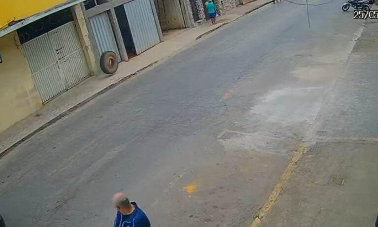 Idoso é atingido por roda que se soltou de caminhão em Santos Dumont Idoso é atingido por roda que se soltou de caminhão em cidade da Zona da Mata - Foto: Reprodução