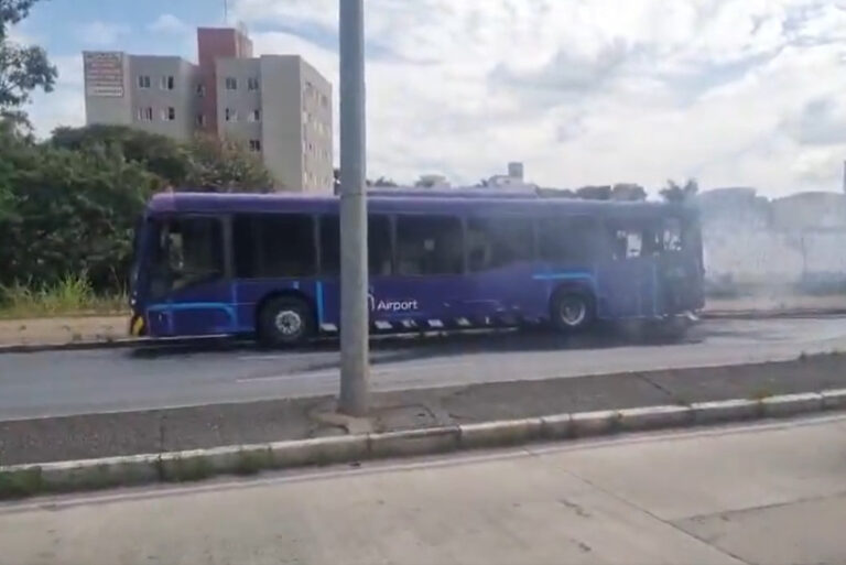 Ônibus de turismo pega fogo e interdita Avenida Dom Pedro I, em BH - Foto: Divulgação/BH Mobilidade