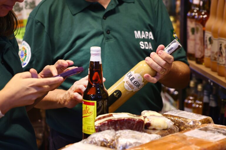 Operação apreende quase 2 mil litros de bebidas adulteradas em BH e região - Foto: Maurício Vieira / Sejusp
