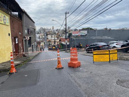 Rompimento de tubulação da Copasa abre cratera e interdita ruas em BH Rompimento de tubulação da Copasa abre cratera e interdita ruas em BH - Foto: Divulgação/BHTrans