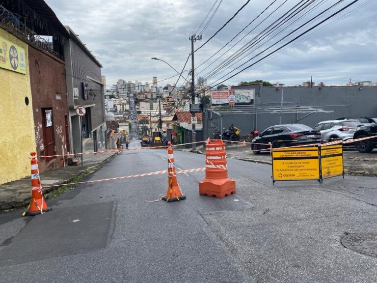 Rompimento de tubulação da Copasa abre cratera e interdita ruas em BH - Foto: Divulgação/BHTrans