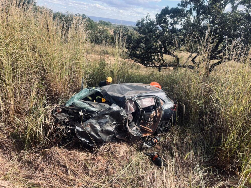 Acidente entre caminhão e carro deixa quatro vítimas em rodovia de MG - Foto: Divulgação/CBMMG