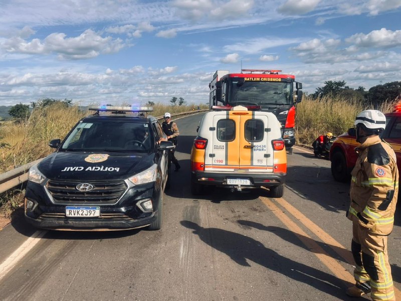 Acidente entre caminhão e carro deixa quatro vítimas em rodovia de MG 1 Acidente entre caminhão e carro deixa quatro vítimas em rodovia de MG - Foto: Divulgação/CBMMG