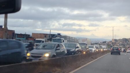 Carro capota e causa congestionamento no Anel Rodoviário, em BH - Foto: Reprodução/Redes Sociais