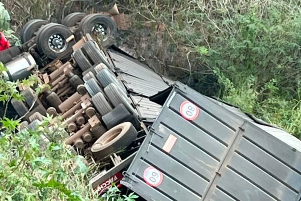 Motorista morre após carreta cair de ponte na BR-040, em Santos Dumont Motorista morre após carreta cair de ponte na BR-040, em Santos Dumont - Foto: Divulgação/CBMMG