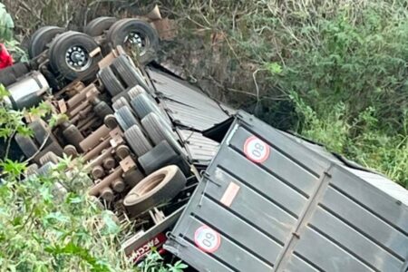Motorista morre após carreta cair de ponte na BR-040, em Santos Dumont Motorista morre após carreta cair de ponte na BR-040, em Santos Dumont - Foto: Divulgação/CBMMG