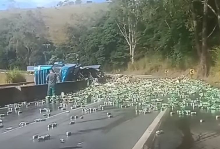 Carga de cerveja é saqueada após carreta tombar na BR-040, em MG - Foto: Reprodução/Redes Sociais