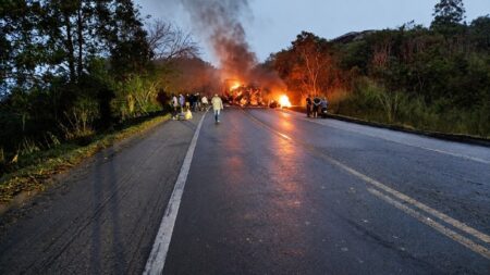 Três crianças estão entre as oito vítimas do acidente entre ônibus e carreta na BR-251 no Norte de Minas - Foto: Divulgação