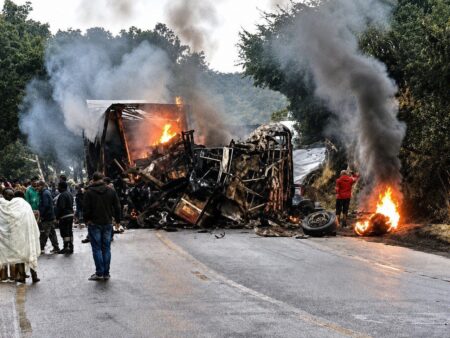 Oito pessoas morrem após acidente entre carreta e ônibus na BR-251, em MG - Foto: Divulgação/CBMMG