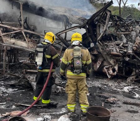 Corpos das oito vítimas de acidente na BR-251 serão levados para Belo Horizonte Corpos das oito vítimas de acidente na BR-251 serão levados para Belo Horizonte - Foto: Divulgação/CBMMG