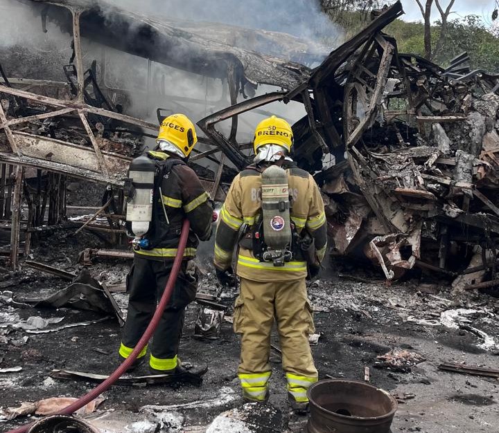 Corpos das oito vítimas de acidente na BR-251 serão levados para Belo Horizonte Corpos das oito vítimas de acidente na BR-251 serão levados para Belo Horizonte - Foto: Divulgação/CBMMG