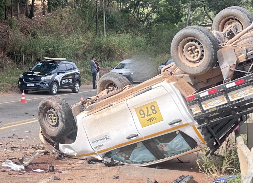 Acidente entre carro e caminhonete deixa um morto na BR-262, em Abre Campo Acidente entre carro e caminhonete deixa um morto na BR-262, em Abre Campo - Foto: Reprodução/Redes Sociais