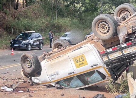 Acidente entre carro e caminhonete deixa um morto na BR-262, em Abre Campo - Foto: Reprodução/Redes Sociais