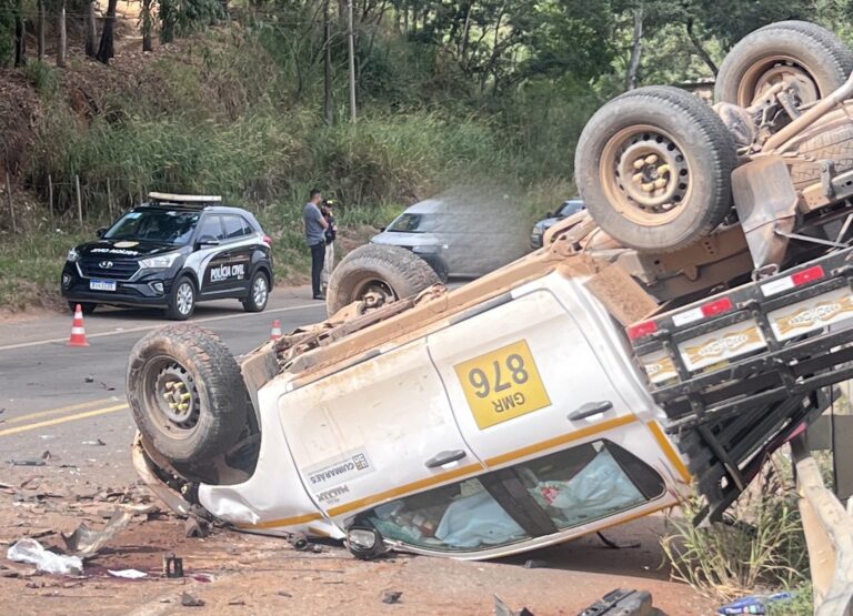 Acidente entre carro e caminhonete deixa um morto na BR-262, em Abre Campo Acidente entre carro e caminhonete deixa um morto na BR-262, em Abre Campo - Foto: Reprodução/Redes Sociais