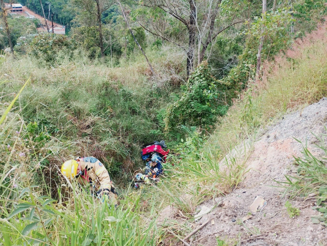 Homem ferido sobe barranco e salva casal de idosos após acidente na BR-381, em MG 1 Homem ferido sobe barranco e salva casal de idosos após acidente na BR-381, em MG - Foto: Divulgação/CBMMG